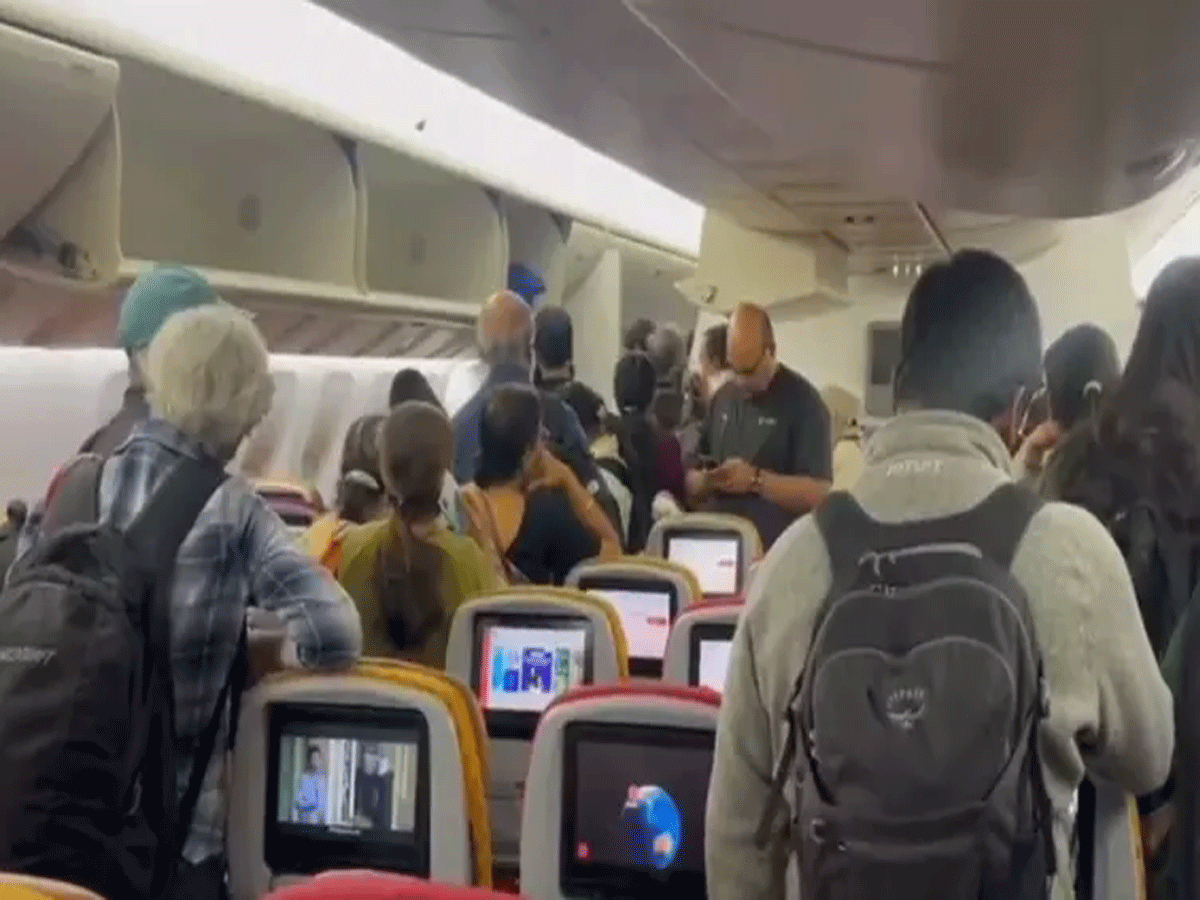 Air India flight: USથી મુંબઈ આવતા એર ઈન્ડિયાના વિમાનમાં ખરાબી, કોલકાતામાં ઉતારવા પડ્યા મુસાફરો, 36 કલાકમાં 3 U-ટર્ન Air India flight: USથી મુંબઈ આવતા એર ઈન્ડિયાના વિમાનમાં ખરાબી, કોલકાતામાં ઉતારવા પડ્યા મુસાફરો, 36 કલાકમાં 3 U-ટર્ન