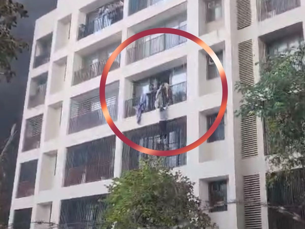 Video: પ્લેન ક્રેશ સમયે જીવ બચાવવા ત્રીજા માળેથી ડોક્ટરોએ લગાવી છલાંગ, હોસ્ટેલનો વીડિયો વાયરલ Video: પ્લેન ક્રેશ સમયે જીવ બચાવવા ત્રીજા માળેથી ડોક્ટરોએ લગાવી છલાંગ, હોસ્ટેલનો વીડિયો વાયરલ