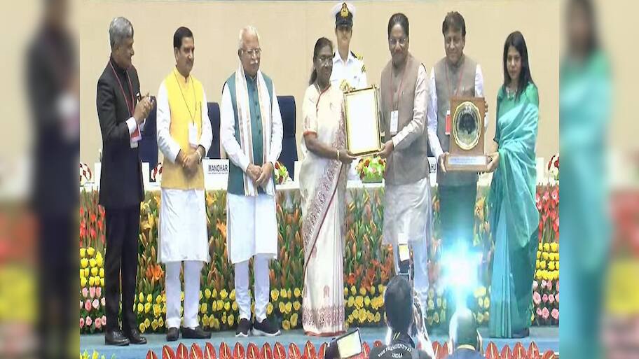Swachh Survekshan Awards 2025: સ્વચ્છ શહેરમાં અમદાવાદ અને સુરતે મારી બાજી, આ કેટેગરીમાં મળ્યો એવોર્ડ