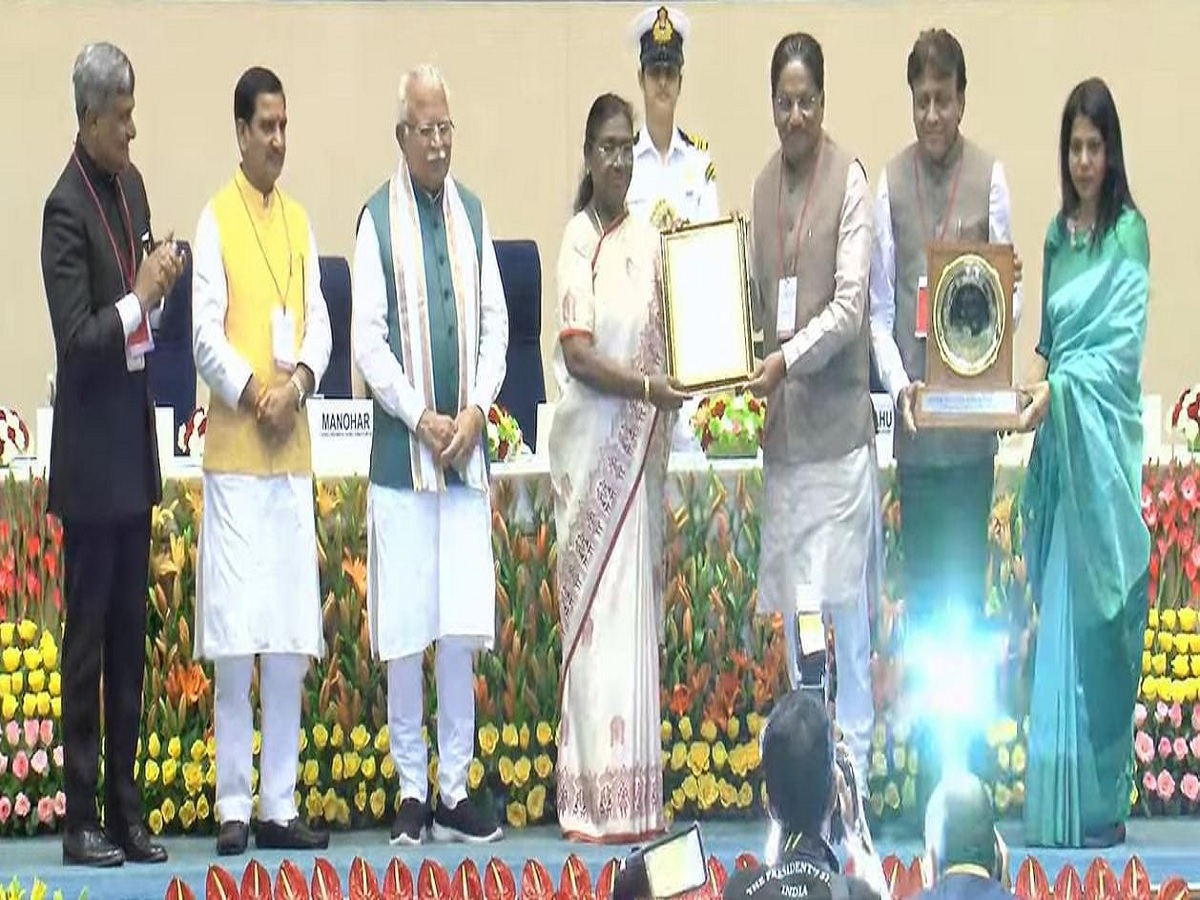 Swachh Survekshan Awards 2025: સ્વચ્છ શહેરમાં અમદાવાદ અને સુરતે મારી બાજી, આ કેટેગરીમાં મળ્યો એવોર્ડ Swachh Survekshan Awards 2025: સ્વચ્છ શહેરમાં અમદાવાદ અને સુરતે મારી બાજી, આ કેટેગરીમાં મળ્યો એવોર્ડ