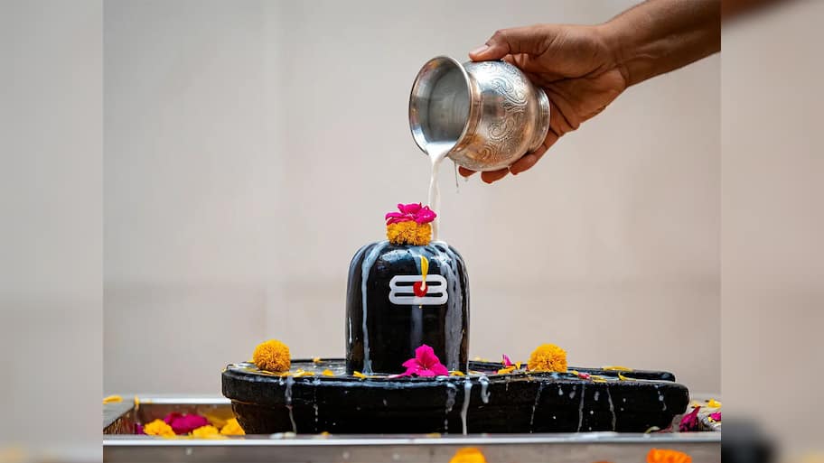 Sawan 2025: શ્રાવણ મહિનામાં કયા સમયે અને કેવી રીતે કરવી શિવ પૂજા, જાણે સરળ વિધિ અને 7 જરૂરી નિયમ