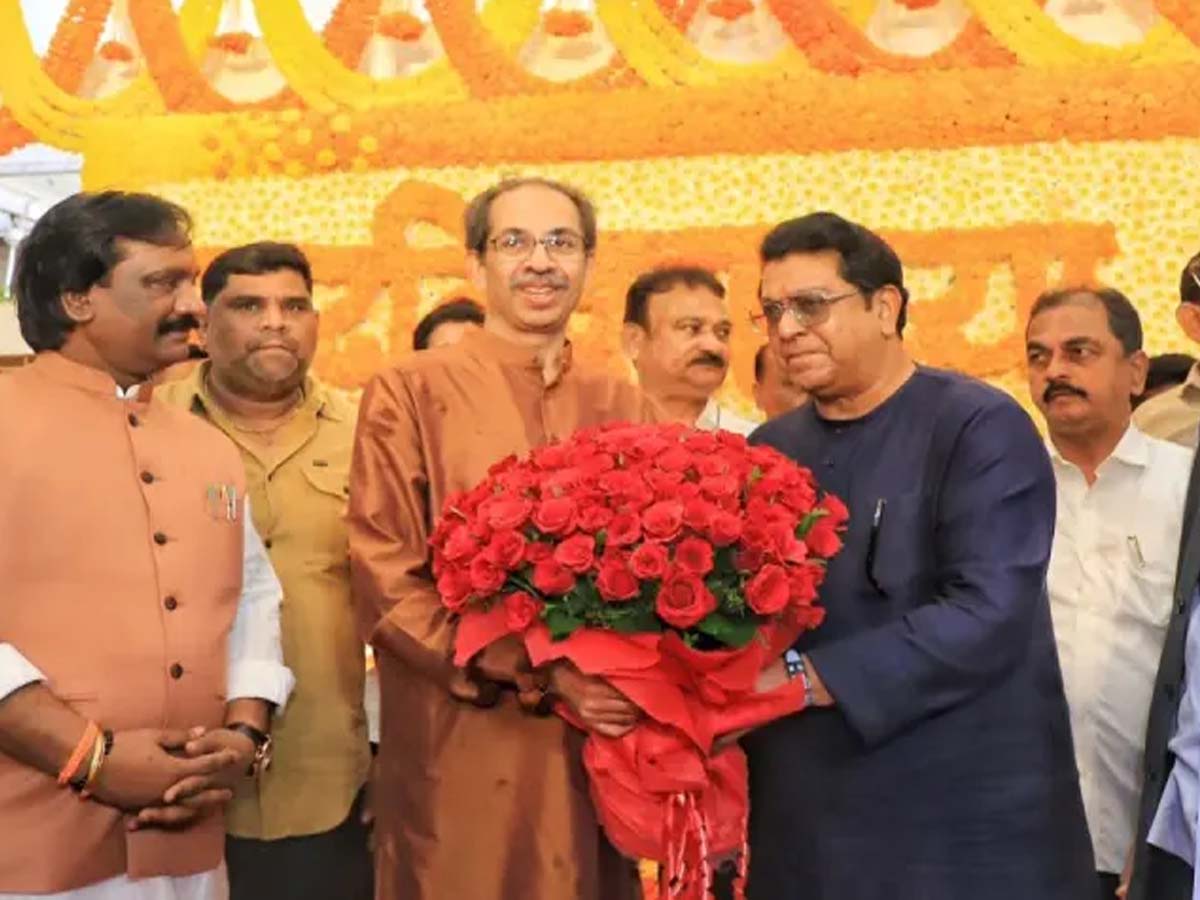 મહારાષ્ટ્રના રાજકારણની આ તસવીર તમને કરશે આશ્ચર્ય! રાજ ઠાકરે 12 વર્ષ બાદ માતોશ્રી પહોંચ્યા મહારાષ્ટ્રના રાજકારણની આ તસવીર તમને કરશે આશ્ચર્ય! રાજ ઠાકરે 12 વર્ષ બાદ માતોશ્રી પહોંચ્યા