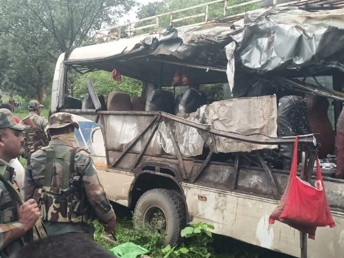 Deoghar Road Accident: ઝારખંડમાં ગોઝારો અકસ્માત, કાંવડિયાઓથી ખીચોખીચ ભરેલી બસ ટ્રક સાથે અથડાતા 18ના મોત Deoghar Road Accident: ઝારખંડમાં ગોઝારો અકસ્માત, કાંવડિયાઓથી ખીચોખીચ ભરેલી બસ ટ્રક સાથે અથડાતા 18ના મોત