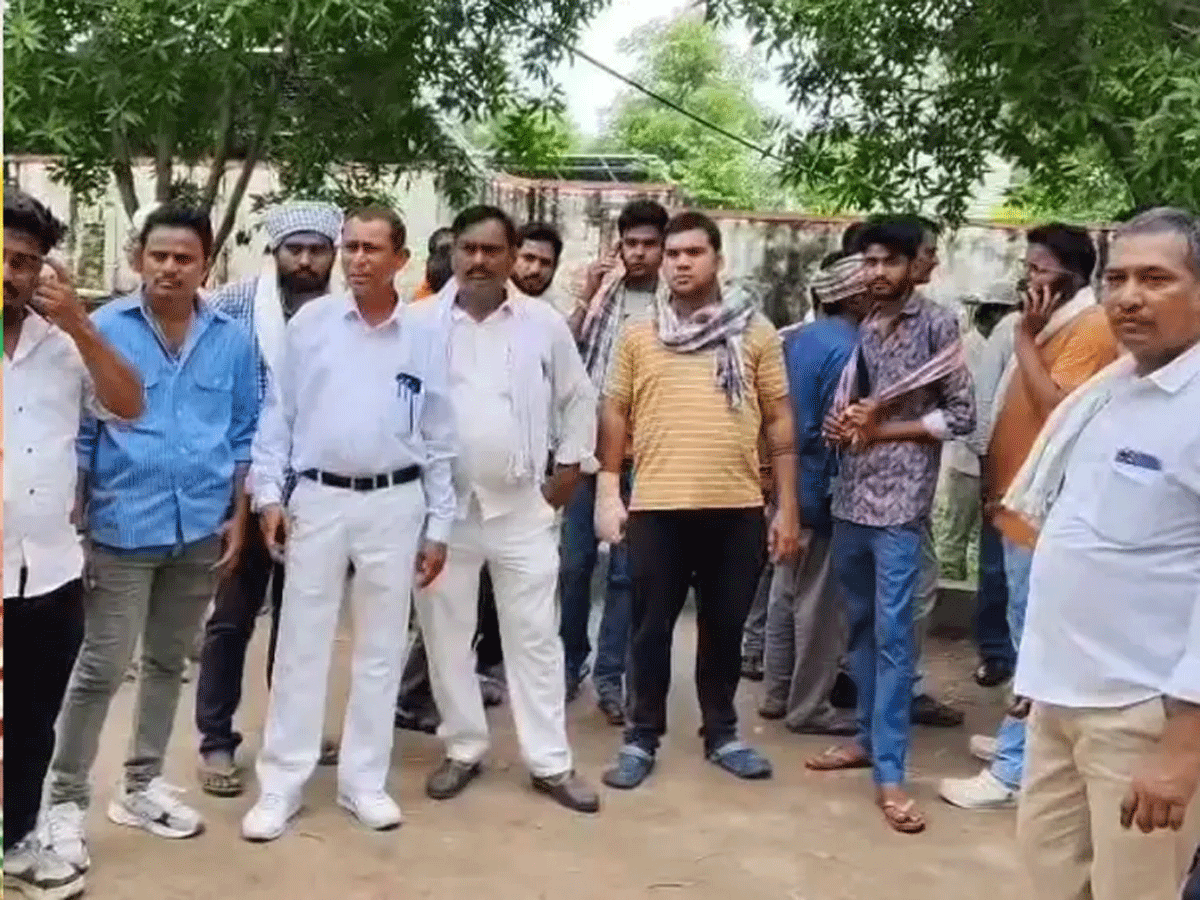મને બચાવી લો! પ્રેમિકાના પોકારથી અમદાવાદનો પ્રેમી મિત્રો સાથે ડુંગરપુર પહોંચી ગયો, પછી જે થયું.... મને બચાવી લો! પ્રેમિકાના પોકારથી અમદાવાદનો પ્રેમી મિત્રો સાથે ડુંગરપુર પહોંચી ગયો, પછી જે થયું....