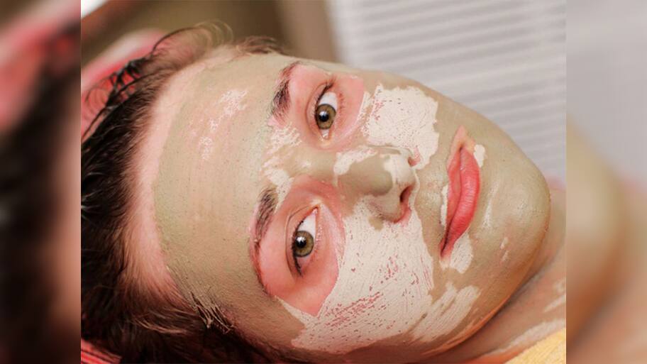 Multani Mitti: ચહેરા પર આ રીતે લગાડો મુલતાની માટી, પાર્લરમાં ફેશિયલ કરાવ્યા કરતાં પણ વધારે ગ્લો દેખાશે