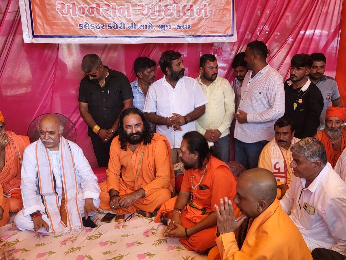 યોગી આદિત્યનાથ જેવી ફાયરબ્રાન્ડ છબી ધરાવતા યોગી દેવનાથ ગુજરાતમાં ભૂખ હડતાળ પર બેઠા યોગી આદિત્યનાથ જેવી ફાયરબ્રાન્ડ છબી ધરાવતા યોગી દેવનાથ ગુજરાતમાં ભૂખ હડતાળ પર બેઠા