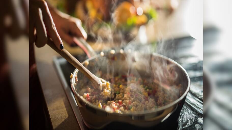 Reheating Foods: શું તમે વાસી ખોરાક વારંવાર ગરમ કરીને ખાવ છો ? તો આ વાત તમારે જાણવી જરૂરી