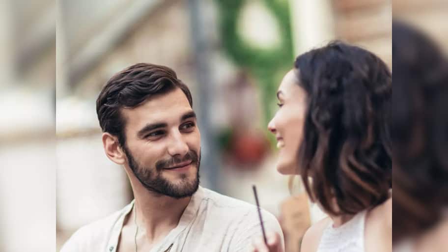 Relationship: છોકરી જ્યારે પ્રેમ પાગલ હોય ત્યારે આપે આ 4 સિગ્નલ, સમજદાર હોય તો ઈશારો સમજી લેવો