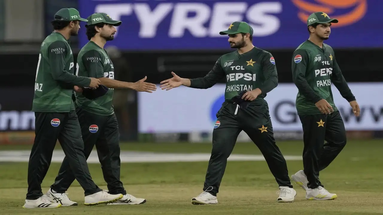 Asia Cup 2025: આખરે ડ્રામાનો આવ્યો અંત, યુએઈ સામે મેચ રમવા તૈયાર થયું પાકિસ્તાન Asia Cup 2025: આખરે ડ્રામાનો આવ્યો અંત, યુએઈ સામે મેચ રમવા તૈયાર થયું પાકિસ્તાન