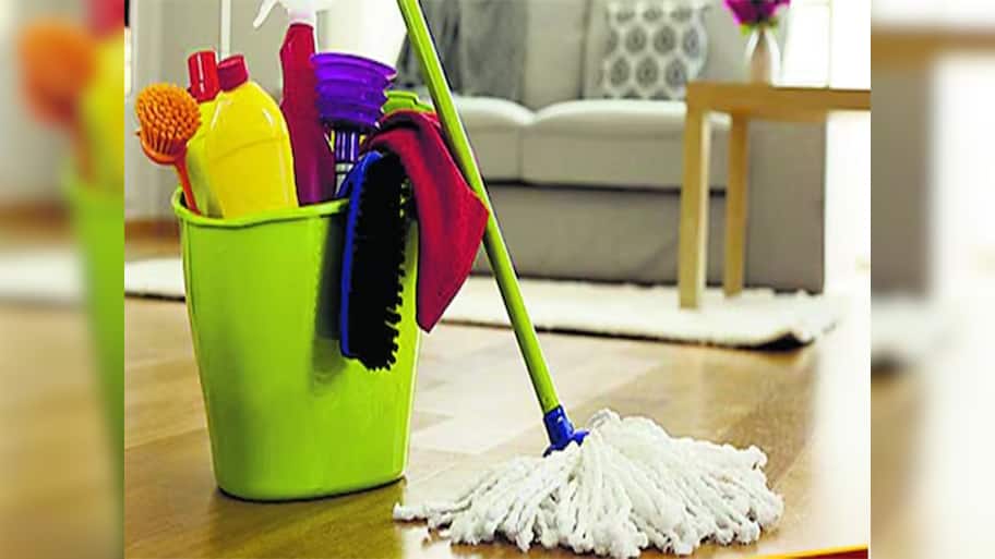 Cleaning Hacks: પોતુ કરવાના પાણીમાં આ 2 વસ્તુ મિક્સ કરી ફ્લોર સાફ કરો, એકવારમાં નીકળી જશે ટાઈલ્સ પરના ડાઘ