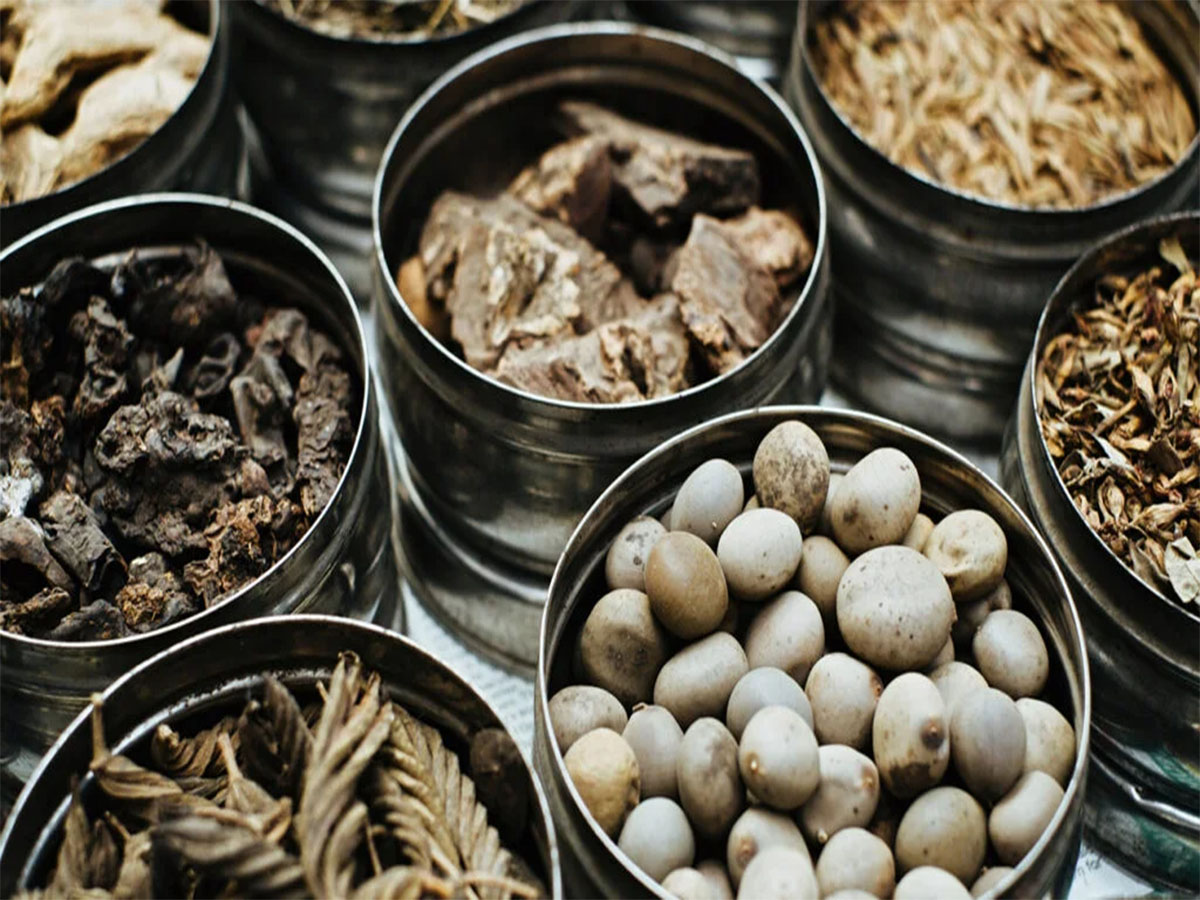 Ayurveda Remedies: માથા થી લઈ પગ સુધીમાં થતી અલગ અલગ સમસ્યાઓના નેચરલ આયુર્વેદિક ઉપાયો Ayurveda Remedies: માથા થી લઈ પગ સુધીમાં થતી અલગ અલગ સમસ્યાઓના નેચરલ આયુર્વેદિક ઉપાયો