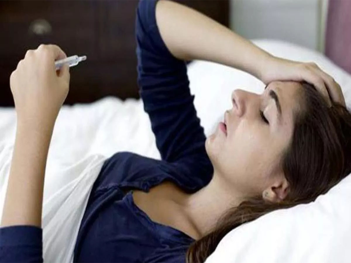 Viral Fever: વાયરલ ફીવરથી બચવાની રીત, દવા વિના આ રીતે મટી શકે છે તાવ Viral Fever: વાયરલ ફીવરથી બચવાની રીત, દવા વિના આ રીતે મટી શકે છે તાવ