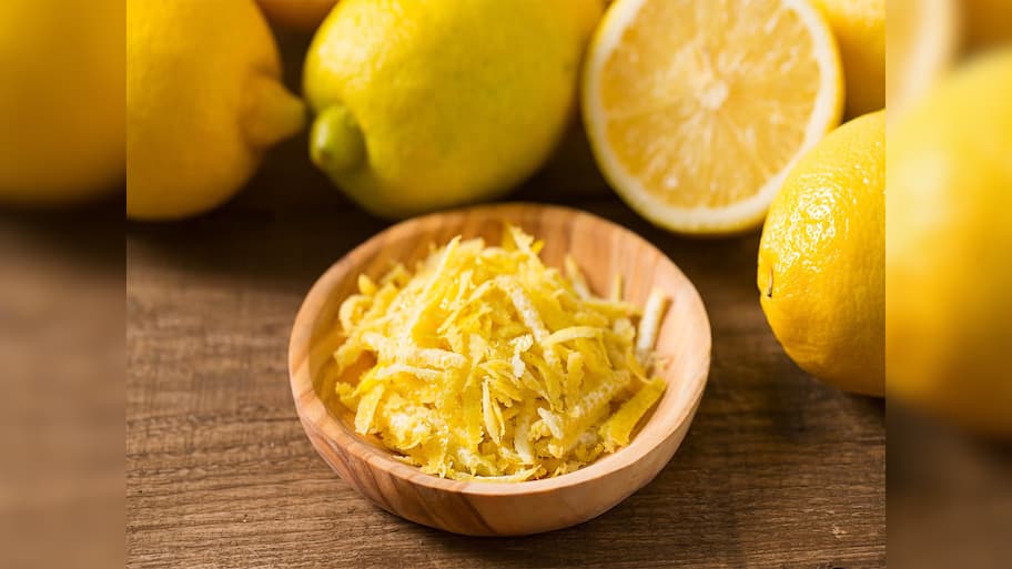 Lemon Peel: લીંબુનો રસ કાઢી છાલ ફેંકવાનું કરી દો બંધ, જાણી લો કયા કયા કામ કરવામાં લીંબુની છાલ આવશે કામ