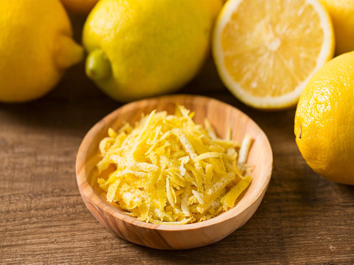 Lemon Peel: લીંબુનો રસ કાઢી છાલ ફેંકવાનું કરી દો બંધ, જાણી લો કયા કયા કામ કરવામાં લીંબુની છાલ આવશે કામ Lemon Peel: લીંબુનો રસ કાઢી છાલ ફેંકવાનું કરી દો બંધ, જાણી લો કયા કયા કામ કરવામાં લીંબુની છાલ આવશે કામ