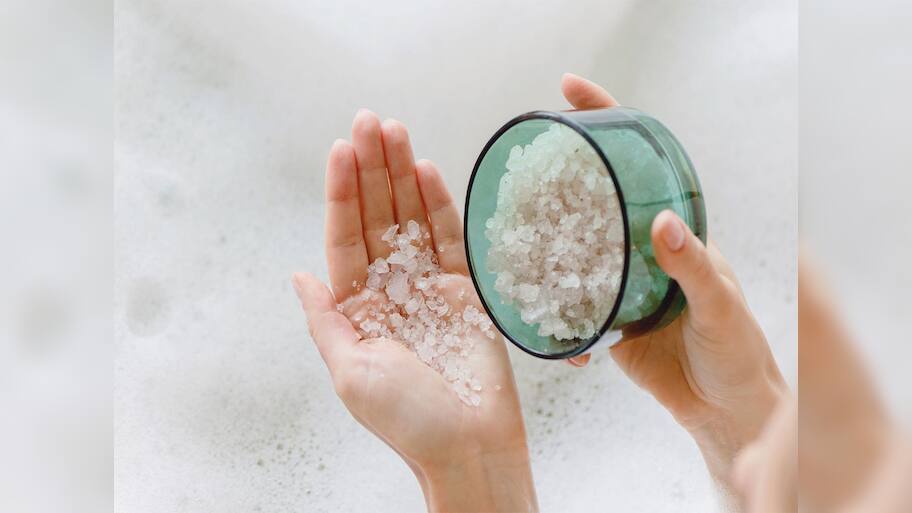 Salt Water Bath: પાણીમાં મીઠું ઉમેરીને નહાવાના ફાયદા વિશે જાણો, શરીરની આ તકલીફોમાં મળે છે રાહત