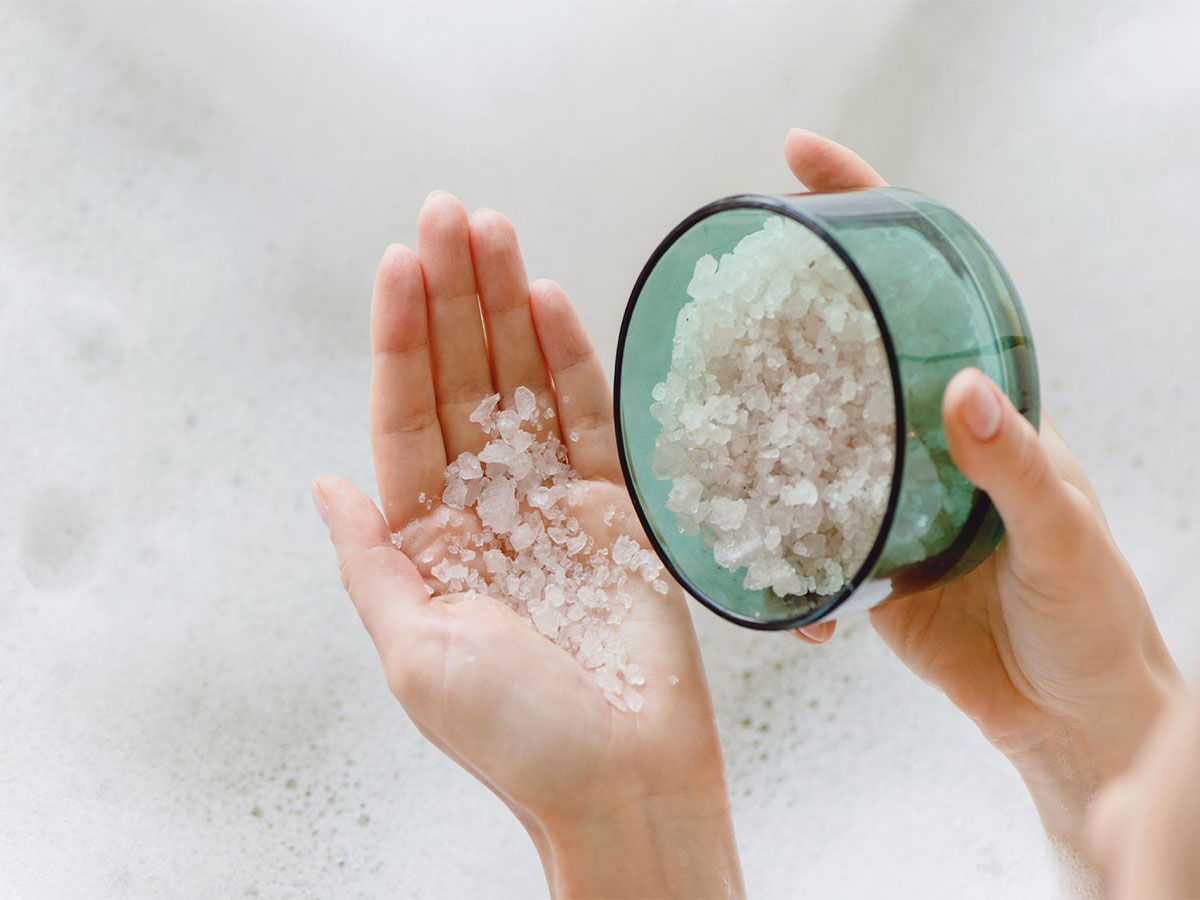 Salt Water Bath: પાણીમાં મીઠું ઉમેરીને નહાવાના ફાયદા વિશે જાણો, શરીરની આ તકલીફોમાં મળે છે રાહત Salt Water Bath: પાણીમાં મીઠું ઉમેરીને નહાવાના ફાયદા વિશે જાણો, શરીરની આ તકલીફોમાં મળે છે રાહત