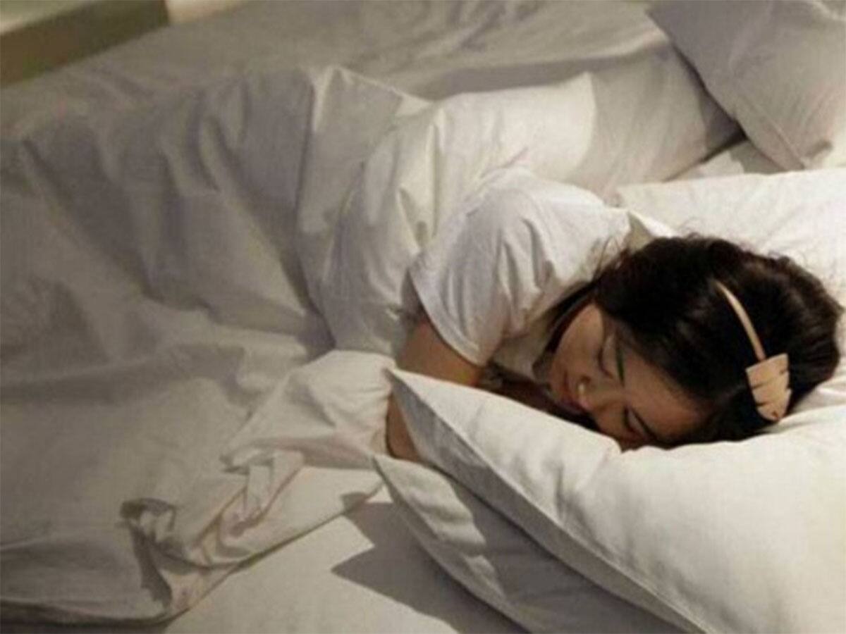 Health Tips: જેમને રાત્રે મોડે સુધી ઊંઘ ન આવતી હોય તેમને આપો આ 5 માંથી કોઈ 1 વસ્તુ, બેડ પર સુતાની સાથે ઊંઘ આવવા લાગશે