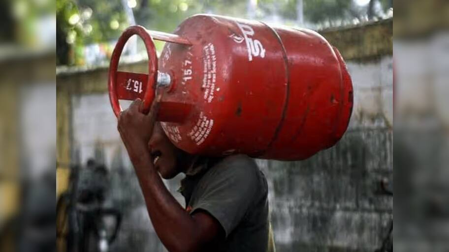 LPG Gas Rate: રાંધણ ગેસનો બાટલો સસ્તો થવાની રાહ જોઈને બેઠેલા લોકોને સવાર સવારમાં મળ્યો મોટો ઝટકો