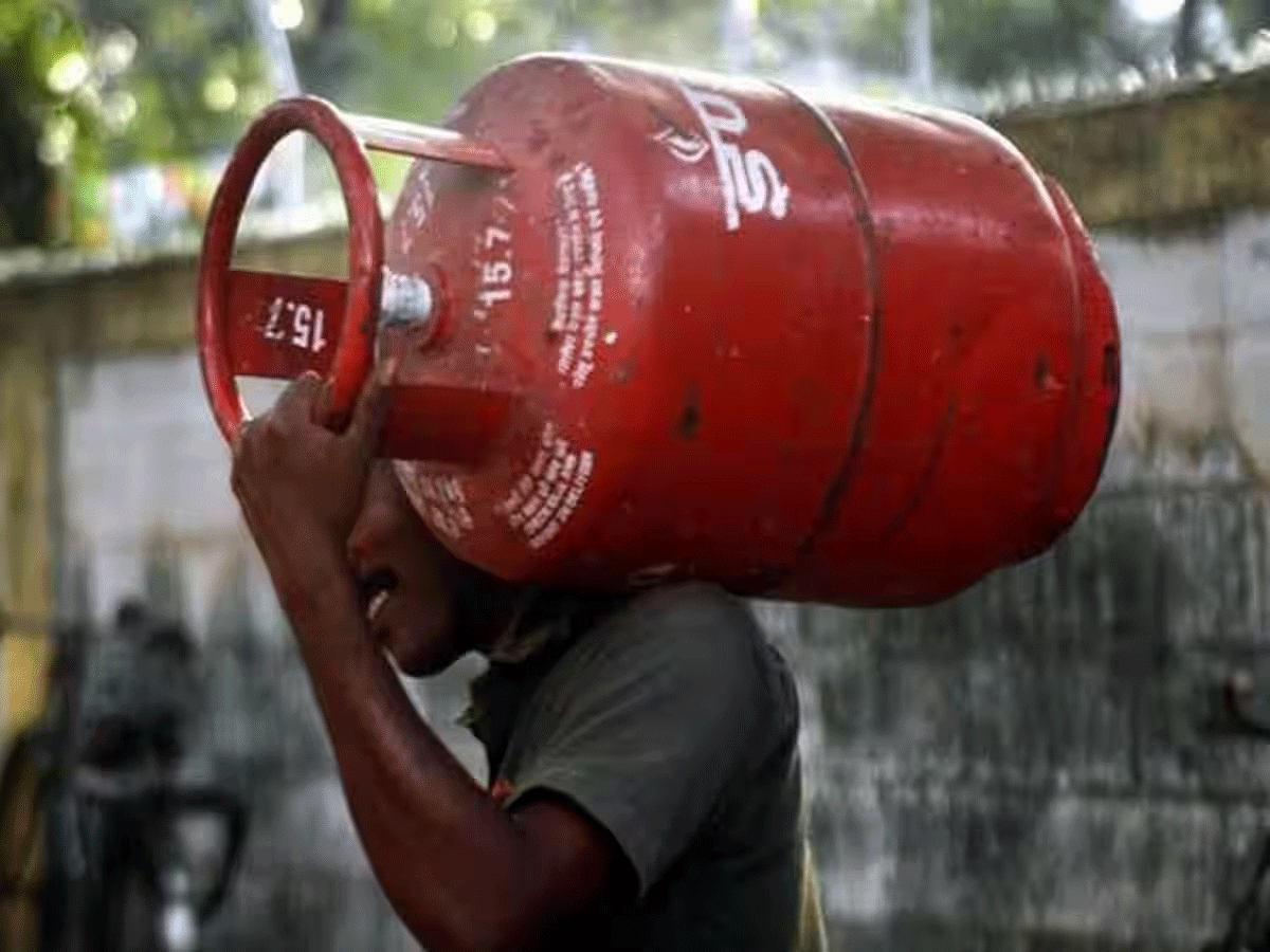 LPG Gas Rate: રાંધણ ગેસનો બાટલો સસ્તો થવાની રાહ જોઈને બેઠેલા લોકોને સવાર સવારમાં મળ્યો મોટો ઝટકો LPG Gas Rate: રાંધણ ગેસનો બાટલો સસ્તો થવાની રાહ જોઈને બેઠેલા લોકોને સવાર સવારમાં મળ્યો મોટો ઝટકો