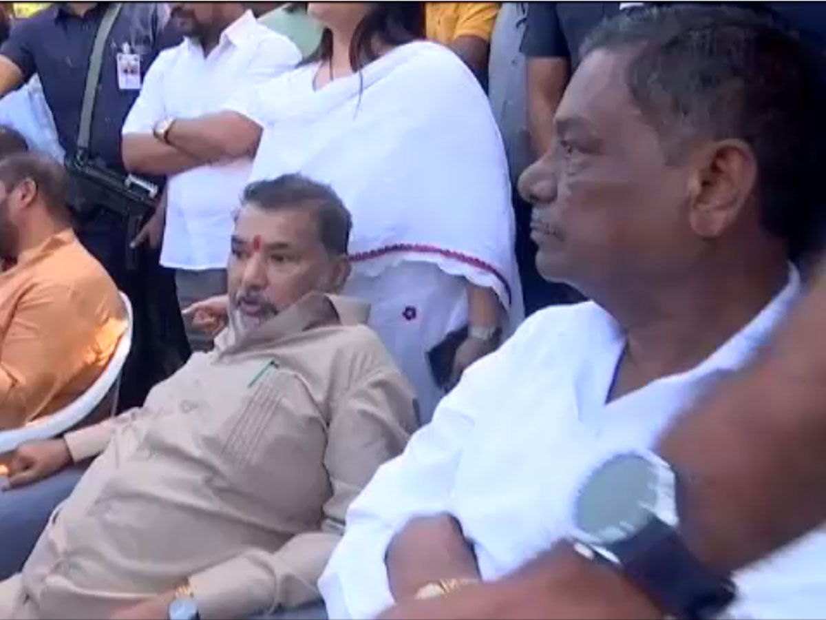 બગદાણા વિવાદ ગાંધીનગર પહોંચ્યો : કોળી સમાજના આગેવાનો મુખ્યમંત્રીને મળ્યા બગદાણા વિવાદ ગાંધીનગર પહોંચ્યો : કોળી સમાજના આગેવાનો મુખ્યમંત્રીને મળ્યા