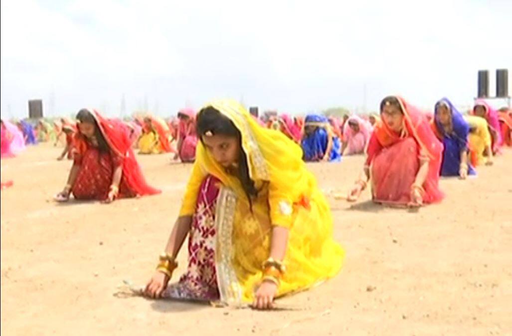 વર્લ્ડ રેકોર્ડ Photos : 2000 રાજપૂત દીકરીઓએ એકસાથે કર્યા તલવાર રાસ ...
