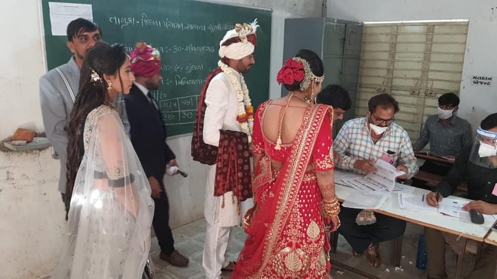 gondal biliyala voting zee1 સ્થાનિક સ્વરાજ્યની ચૂંટણીમાં લગ્ન પહેલા યુગલ દંપતીઓએ મતદાનની નિભાવી ફરજ