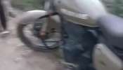 UPમાં સેનાના જવાનની બાઈકમાં ઘૂસ્યો વિશાળકાય અજગર... જુઓ વીડિયો...