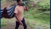 VIDEO: છોટાઉદેપુરના ભૂંડમારીયાના રસ્તાનું ધોવાણ થતાં પ્રસૂતા મહિલાને ઝોળીમાં નાખીને 108 સુધી પહોંચાડી...