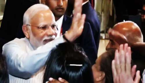 દક્ષિણ આફ્રિકામાં PM મોદીને મળ્યા વડનગરના પૂજારી, પ્રધાનમંત્રીએ પૂછ્યું તમે અહીં ક્યાંથી....! દક્ષિણ આફ્રિકામાં PM મોદીને મળ્યા વડનગરના પૂજારી, પ્રધાનમંત્રીએ પૂછ્યું તમે અહીં ક્યાંથી....!