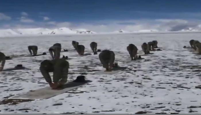 VIDEO: જમીનથી 18000 ફૂટની ઊંચાઈએ ગાત્રો થીજવતી ઠંડીમાં જવાનોએ કર્યા યોગ