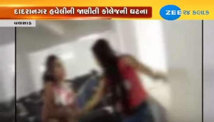 VIDEO:બોયફ્રેન્ડ માટે બે છોકરીઓની ક્લાસરૂમમાં જ છૂટ્ટા હાથે મારામારી