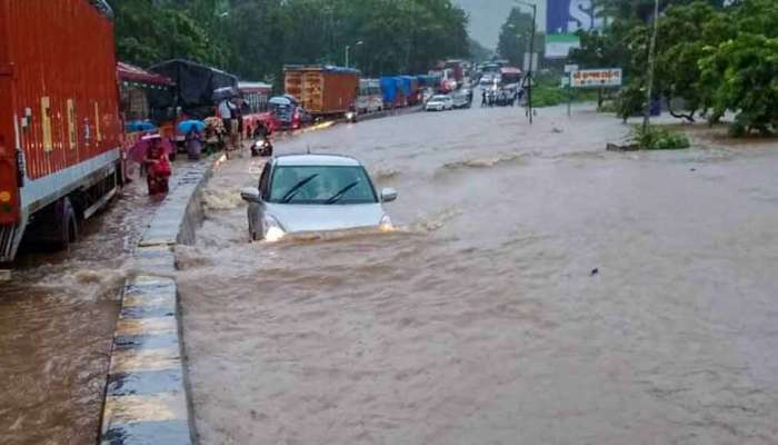 મુંબઇમાં ભારે વરસાદના લીધે ઠેર-ઠેર પાણી ભરાયા, બોરીવલીમાં 3 મકાન ધરાશાઇ