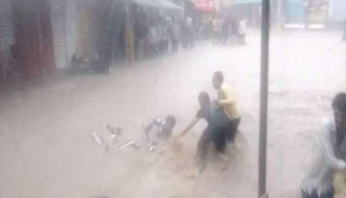 VIDEO: ભાવનગરના જેસરમાં બાઇક સાથે બે લોકો પાણીમાં તણાયા