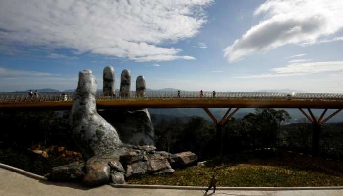 PICS: 1400 મીટરની ઉંચાઇ પર હથેળી પર ઝૂલતો Golden Bridge