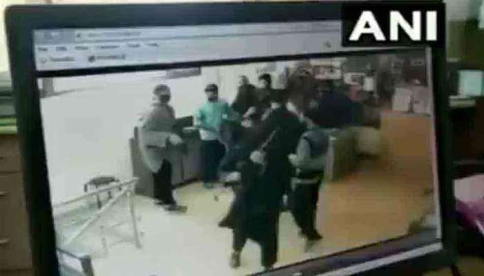 VIDEO: કાશ્મીરમાં આતંકવાદીઓએ ફરી લૂંટી બેંક, ગાર્ડની 12 બોરની રાઇફલ છીનવી