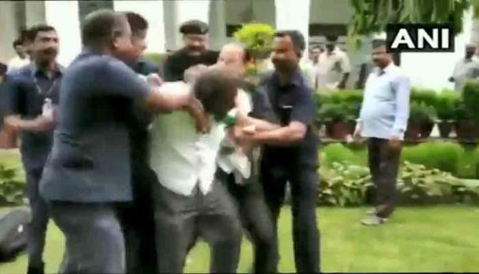 VIDEO: દિલ્હીના કેરળ ભવનમાં ચાકૂ લઇને ઘુસ્યો વ્યક્તિ, CM વિજયન હતા હાજર