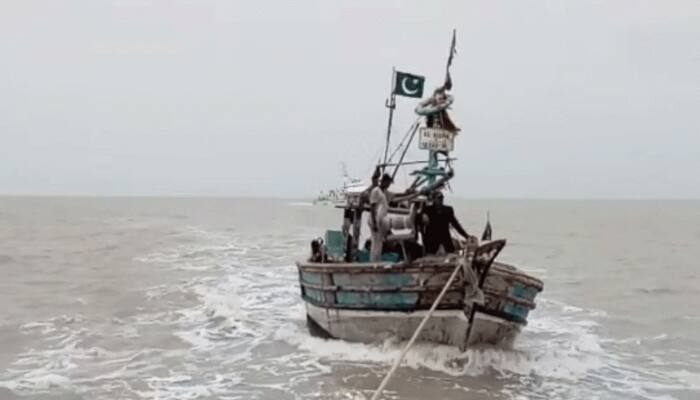 ભારતીય કોસ્ટગાર્ડે પોરબંદરના સમુદ્રમાં પાકિસ્તાની બોટ ઝડપી