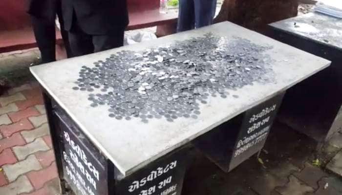 અહો આશ્ચર્યમ! પત્નીના ભરણપોષણની રકમ તરીકે પતિએ રૂ.80,000નું પરચુરણ આપ્યું! અહો આશ્ચર્યમ! પત્નીના ભરણપોષણની રકમ તરીકે પતિએ રૂ.80,000નું પરચુરણ આપ્યું!