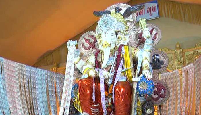 ચલણી નોટોના શણગારથી ગુજરાતના આ ગણપતિ બન્યા લખપતિ, ભક્તોની લાગી લાઇન
