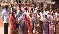 પાણી માટે પોકાર: ગુજરાતના આ ગામમાં લાગે છે પીવાના પાણી માટે લાંબી લાઇનો