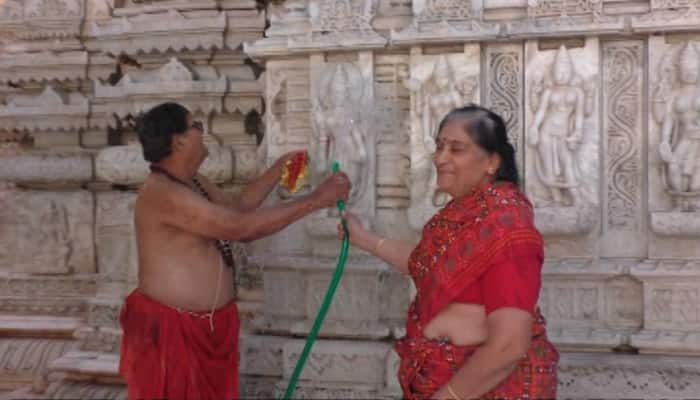 7 નદીઓના જળથી ભક્તોએ સાફ કર્યું આખુ અંબાજી મંદિર, કરી પ્રક્ષાલન વિધિ 7 નદીઓના જળથી ભક્તોએ સાફ કર્યું આખુ અંબાજી મંદિર, કરી પ્રક્ષાલન વિધિ