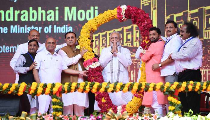  'ભાજપ ખુશીઓ વહેંચે છે, કોંગ્રેસ ભાગલા પડાવે છે'- મોદી