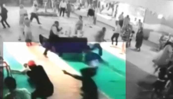 VIDEO: અલાહાબાદના દુર્ગા પંડાલમાં મર્ડરથી અફરાતફરી મચી, હિસ્ટ્રીશીટર પર અં