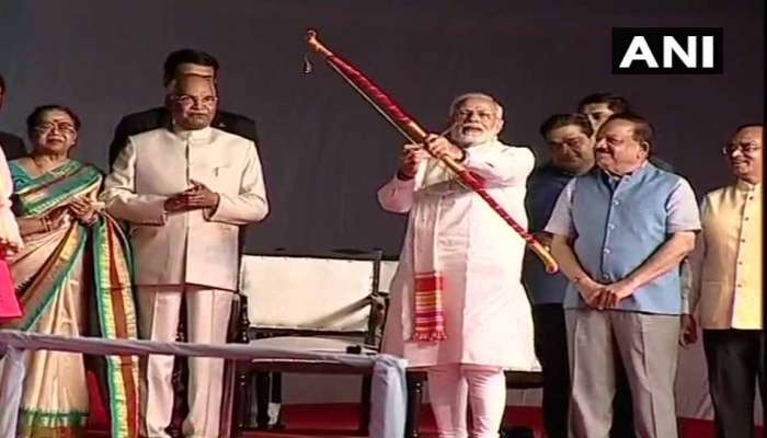 VIDEO : રામલીલા મેદાનમાં પીએમ મોદીએ બાણ ચલાવી બુરાઈના પ્રતીક રાવણનું દહન કર્યું