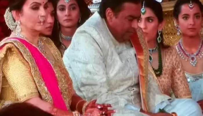 Video: ઇશાના કન્યાદાન વખતે બિગ બીએ સૌને ભાવુક કર્યા