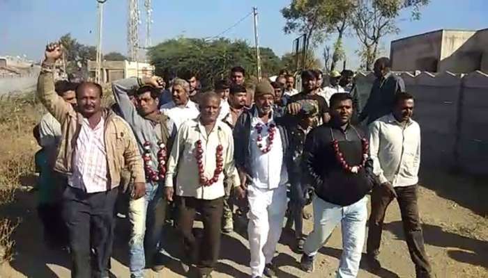 જસદણમાં જન-આક્રોશ: ખેડૂતોએ લસણ-ડુંગળીનો હાર પહેરીને વિરોધ પ્રદર્શન કર્યું  
