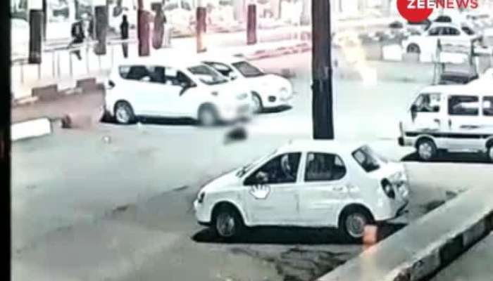 फुटपाथ पर सो रहे व्यक्ति पर चढ़ा दी कार, CCTV में कैद हुई शर्मनाक घटना