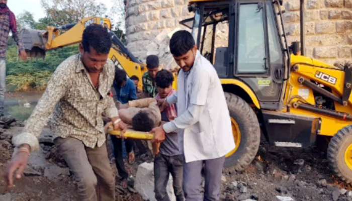 ધોરાજીની ભાદર નદીના પુલનો ભાગ ધરાશાહી, એકનું મોત અને 2 ને ઇજા