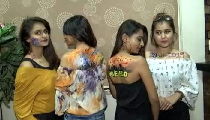 ઉત્તરાયણની અનોખી ઉજણી: યુવતીઓએ આ રીતે ટેટૂ કરાવી આપ્યો આવો સંદેશ