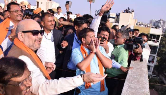 અમદાવાદ: ભાજપના રાષ્ટ્રીય અધ્યક્ષ અમિત શાહે ચગાવી પતંગ, વાઘાણીએ પકડી ફીરકી 